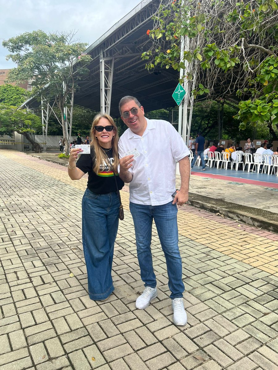 Hoy no es cualquier domingo, ¡votar temprano es más bacano! Yo ya cumplí con Barranquilla y el Atlántico, ¿y tu? 
Mi elección es por el mejor futuro para la niñez👧🏽👦🏻✨

“Ejercer el voto no es algo que hagas solo por ti. Es por nuestro futuro colectivo” 🙌🏻🗳️