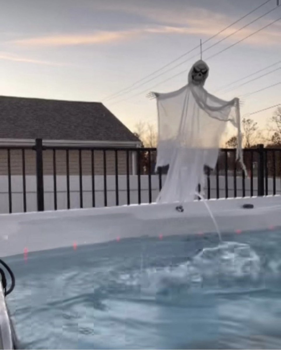 Do you decorate your hottub?! 👻

#hottub #hottubsupply #halloween