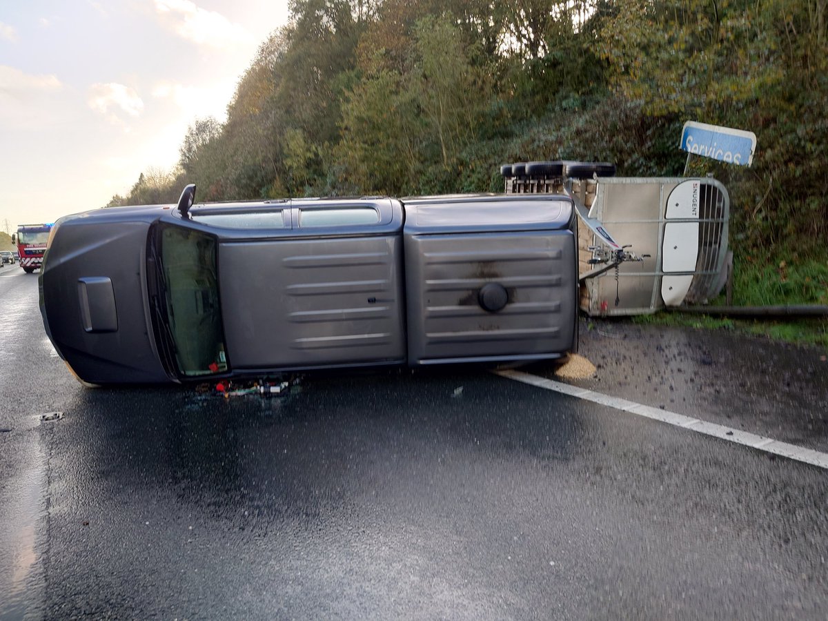 DavidtheGuard's tweet photo. Overturned 4x4 and horse box #m5northbound junction 28  @DevonLiveNews @BBCDevon @ https://t.co/4BUOiZimYU