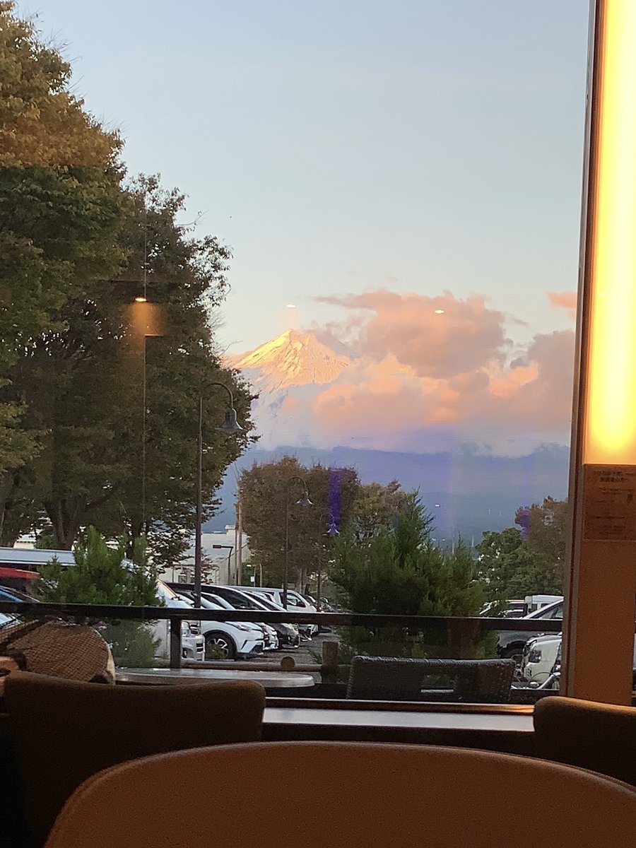 mikimusic2's tweet photo. 今日は雪を被っ���綺麗な富士山を眺めながら🗻

副支部長さんと最終打ち合わせ☕️

本番まであと1週間。運営&amp;演奏の準備もラストスパートです💨

チラシを預かってくださったタリーズさん、ありがとうございます😊

チケットは当日のお取り置きもできますので、どうぞいつでもお問合せください♪
#演奏会 https://t.co/2lFW1htzt4
