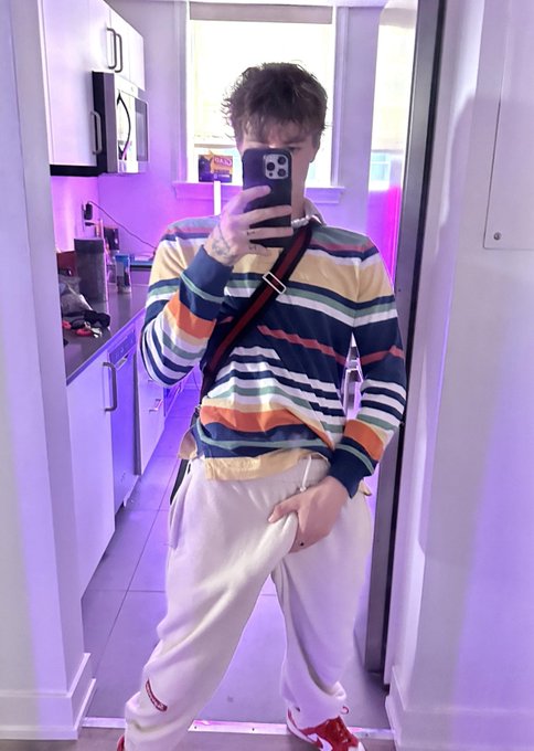 Too much dick for these sweatpants to handle..   Comment if you would milk me 💦 https://t.co/IePFTYu