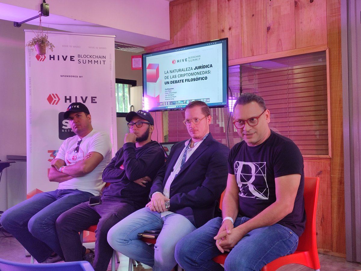 Panelistas debatiendo sobre la naturaleza jurídica de las criptomonedas. Hasta ahora 'no son encasillables en términos preexistentes'
#HiveSummit