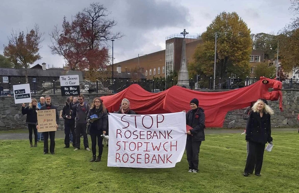 #stopRosebank @StopCambo We took the dragon round town to spread the word. UK govt needs to stop licensing new oil and gas and giving massive tax breaks to rich oil giants. Prioritise a liveable planet now!#NoMore @GCXRNW @XRebellionUK @MP_FossilFree