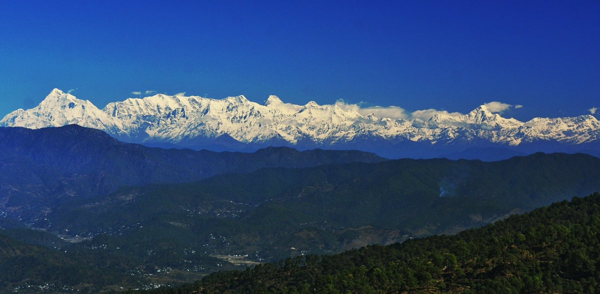 almorapolice's tweet image. #panoramicview 📸
अल्मोड़ा पुलिस के जवान कोतवाली रानीखेत में तैनात कानि0 कमल गोस्वामी #नेचर व #बर्ड फोटोग्राफी 📸 के बेहद शौकीन है। 
🔹#रानीखेत_कोतवाली_परिसर से उनके द्वारा #पर्वतराज_हिमालय की चोटियों के इस विहंगम दृश्य को अपने कैमरे में कैद किया गया है। 
m.facebook.com/story.php?stor…