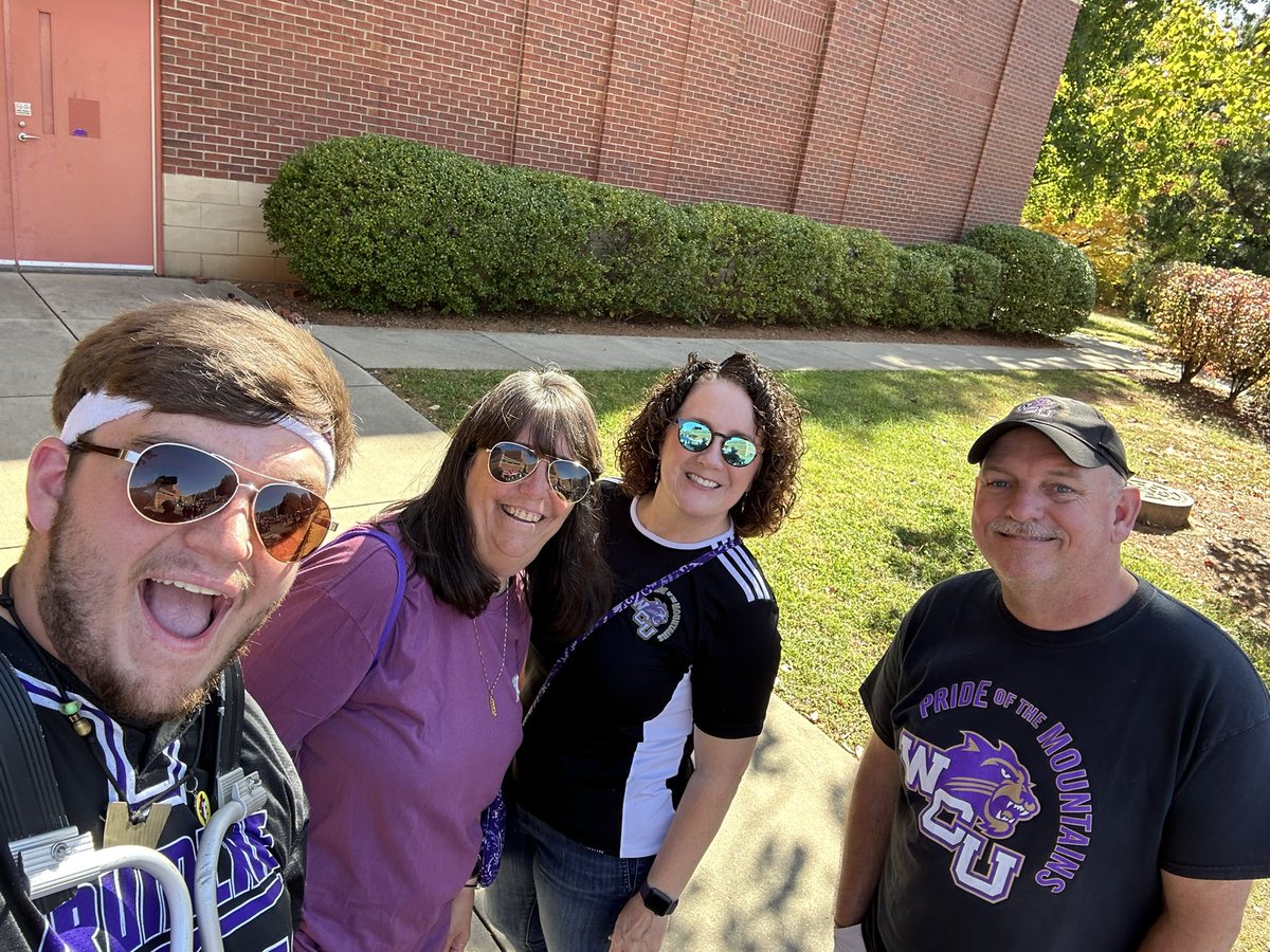 BandmomSherri's tweet photo. Beautiful day for Homecoming with Pride of the Mountains. #longpurpleline https://t.co/qcyxwJt6v0