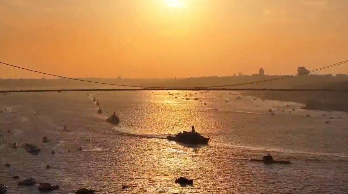 100 yıl önce Boğazda İngiliz gemileri geçerken 100 yıl sonra Türk Gemileri geçiyor ❤️ iyi ki varsın Cumhuriyet 🇹🇷