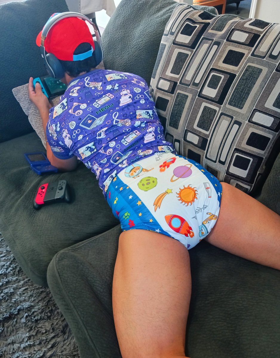RearzDlx's tweet photo. Need someone to give me diapee  pat while I'm playing 🐾🎮❤️
.
@onesiedownunder #abdllovers #abdlcommunity #abdlfriends #abdlboys #Abdul #abdldiapers #abdlbaby #abdllifestyle #diaperboyabdl #abdlclothing #abdlhappylifestyle https://t.co/gBwEJguC4H