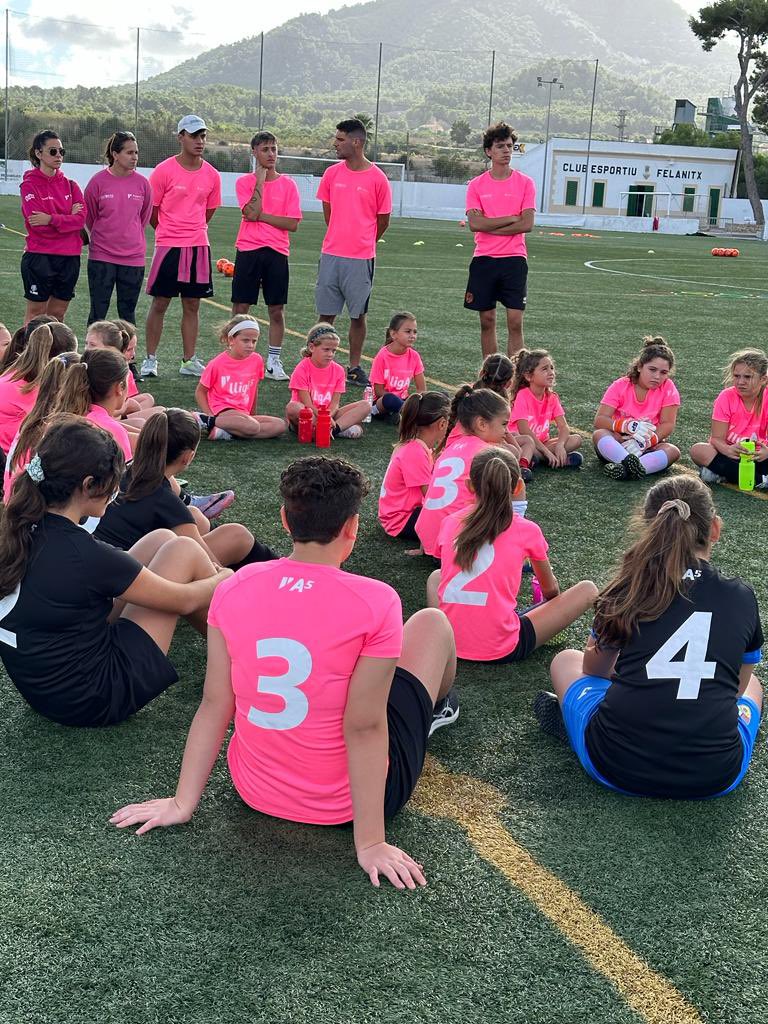 FFIB_oficial's tweet photo. ⚽️ 𝐃𝐢𝐚𝐝𝐚 𝐟𝐞𝐦𝐞𝐧𝐢𝐧𝐚 𝐋𝐥𝐢𝐠𝐀 𝟓

ℹ️ La FFIB, @ConselldeMca i @AjFelanitx han organitzat avui la segona diada de futbol femení per nines que es volen introduir en el futbol. Gran èxit de participació a Felanitx al camp de @mariona8co 

#4illes1futbolfem https://t.co/EXbR7g5E3O