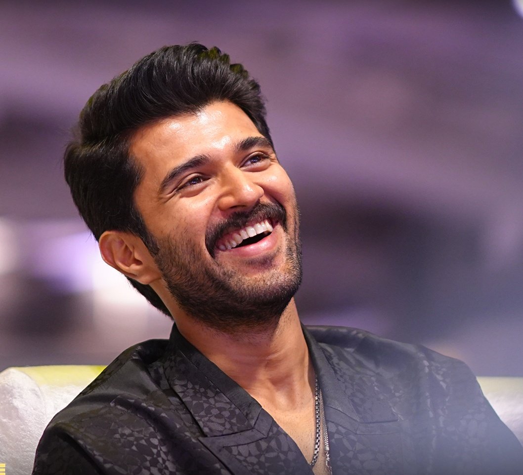 rowdy_himu's tweet photo. Abha ah smile 🥹🤌🏻>>>
@TheDeverakonda 🌚❤️🔥
#VijayDeverakonda
#VDForKeedaaCola https://t.co/Ukk2QSciga
