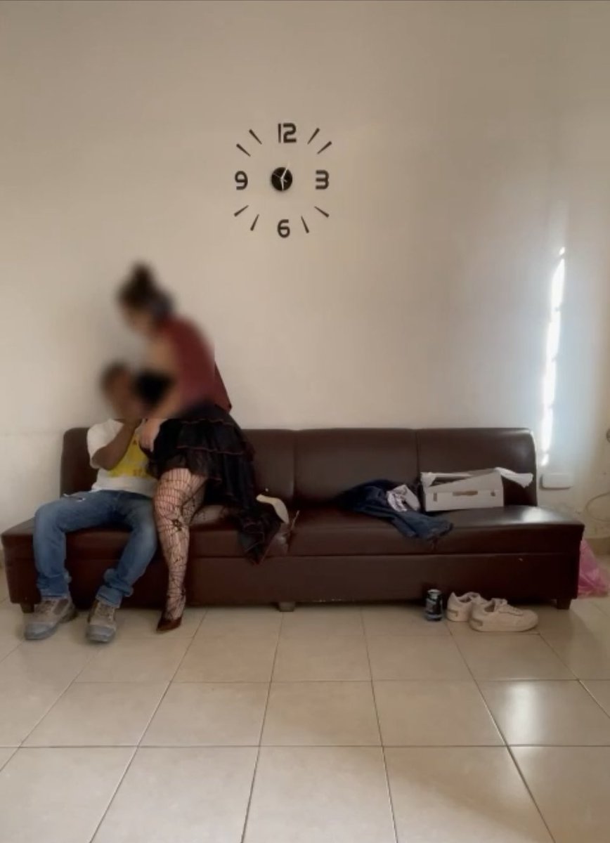 juanymarisw's tweet photo. VAMPIRINA EN ACCIÓN 
Parte 3

Después de ayudarme a con las medias y modelarlas, al chico ya se le veía un rico bulto entre las piernas, estaba ansioso por que lo dejara tocar un poco 🤭
En telegram de paga tenemos el video completo y otros de exhibición y seducción, suscríbanse! https://t.co/zm5jZJXzuv