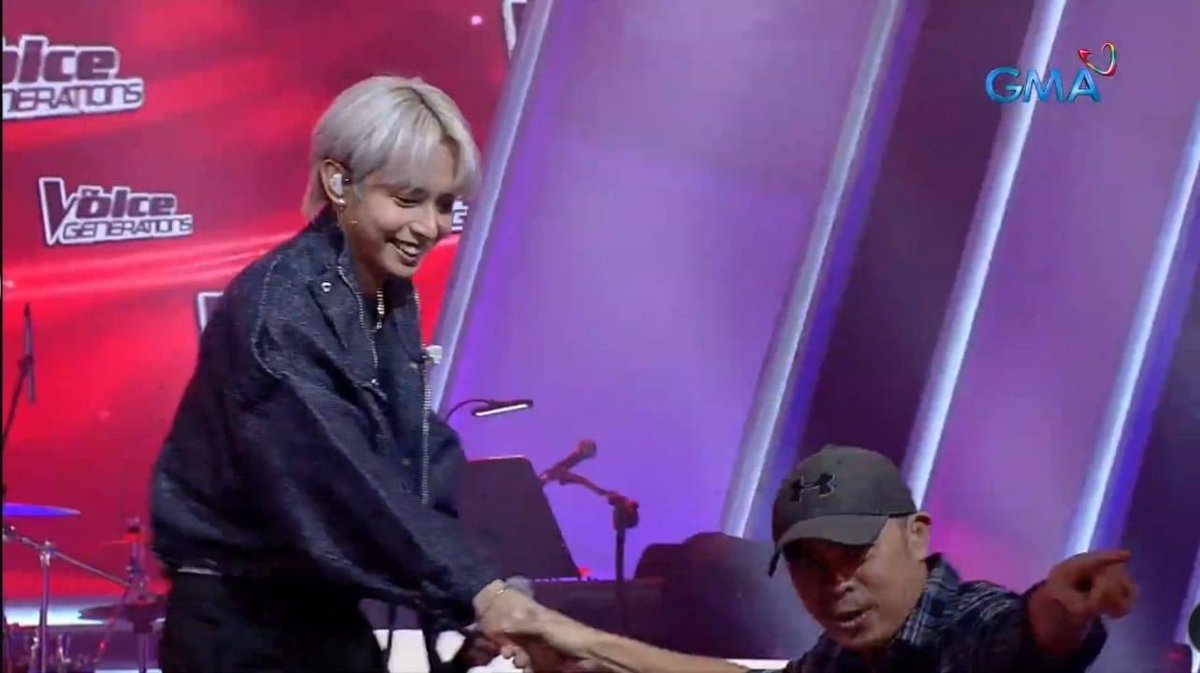 imkrisangelica's tweet photo. Haaay! Cute mo, Jah! Pero cute din ng Coach @chitomirandajr namen! Napaka-sport 🥰 #CoachChito to #CoachChinito realquick! 🌽🤣 #SB19 #SB19_JUSTIN #TheVoiceGenerations https://t.co/SRv6qzGzO6