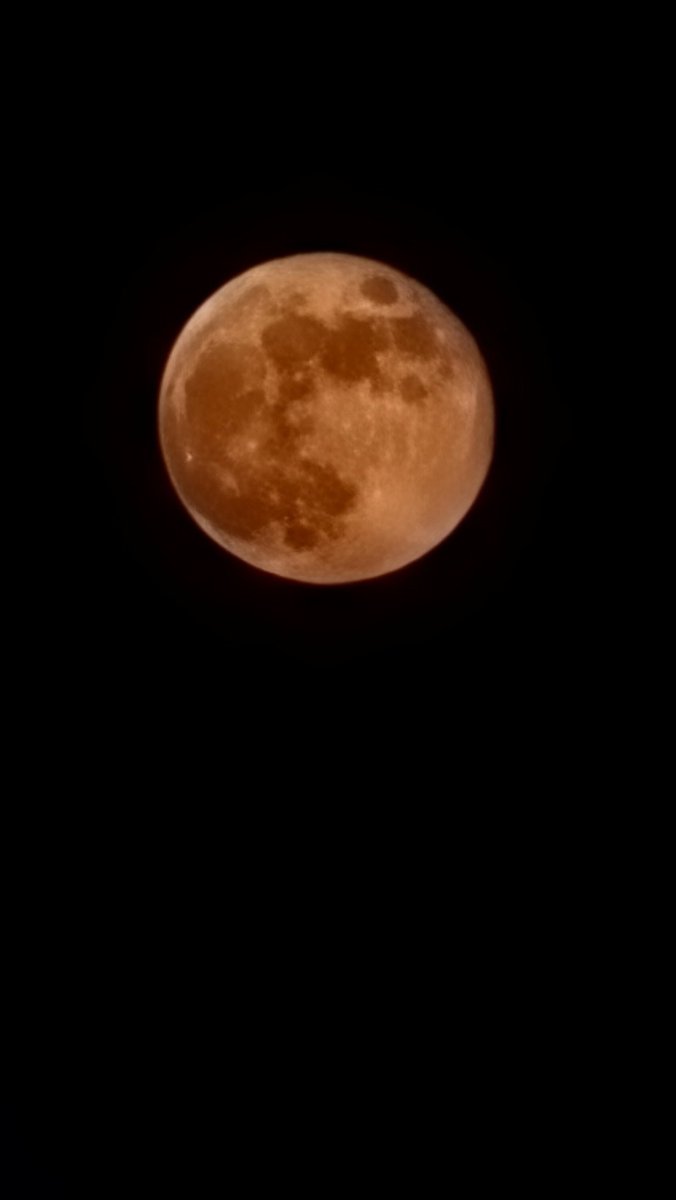 Moon bleeding red tonight, it seems as if it's wearing the blood of Palestine 🇵🇸
😔😭
#PalestineHolocaust 
#FreePalenstine