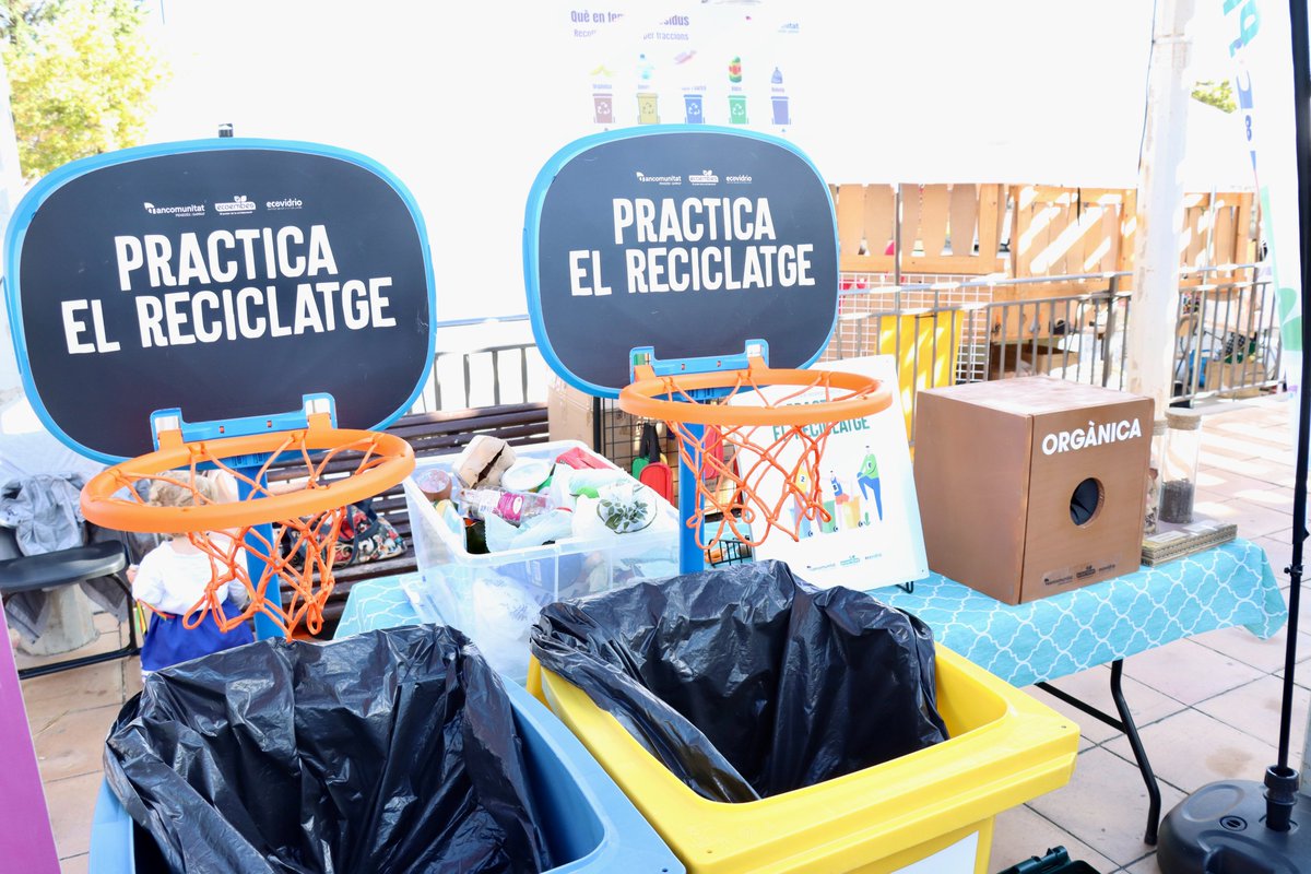mancomunitatPG's tweet photo. 🟩 Aquest cap de setmana el @serveiambiental @mancomunitatPG ha participat amb una activitat de sensibilització i foment del reciclatge ♻ a Torrelles de Foix, en el marc del Clownic Festival i la Fira d'Artesania.
#mancomunitatPG #practicaelreciclatge #torrellesdefoix https://t.co/V4ohmFdP3n