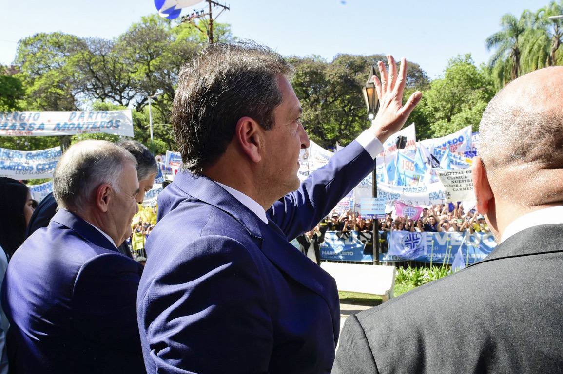 unionxlapatria's tweet photo. “Vengo a ratificar nuestro compromiso para empiece una nueva etapa con un gobierno de unidad nacional”.

📸 @SergioMassa en la jura de @OsvaldoJaldo, gobernador de la provincia de Tucumán. https://t.co/XC9QxAIRhR