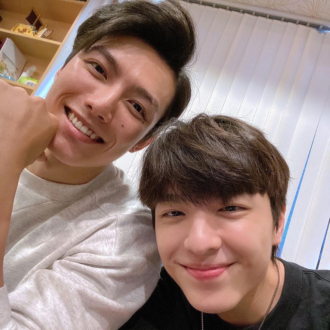 sweetb0un's tweet photo. aaron e hank eu amo vocês voltem pra mim https://t.co/vhOOtJ1GG3