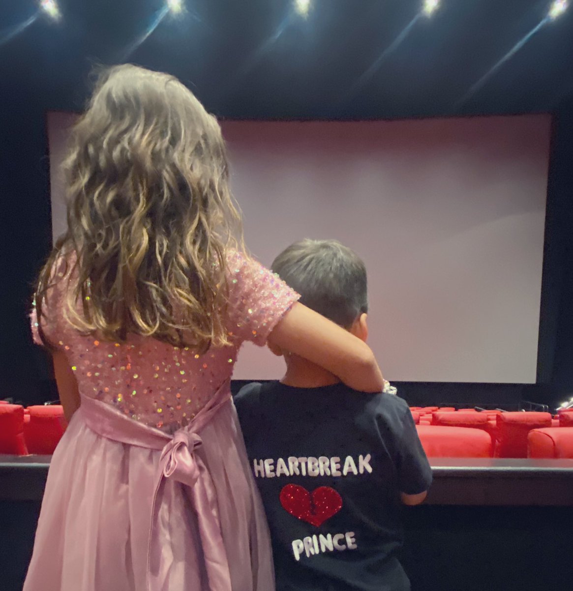 Just2exhale's tweet photo. Finally got to see @taylorswift13! https://t.co/NzV5gEvvoo
