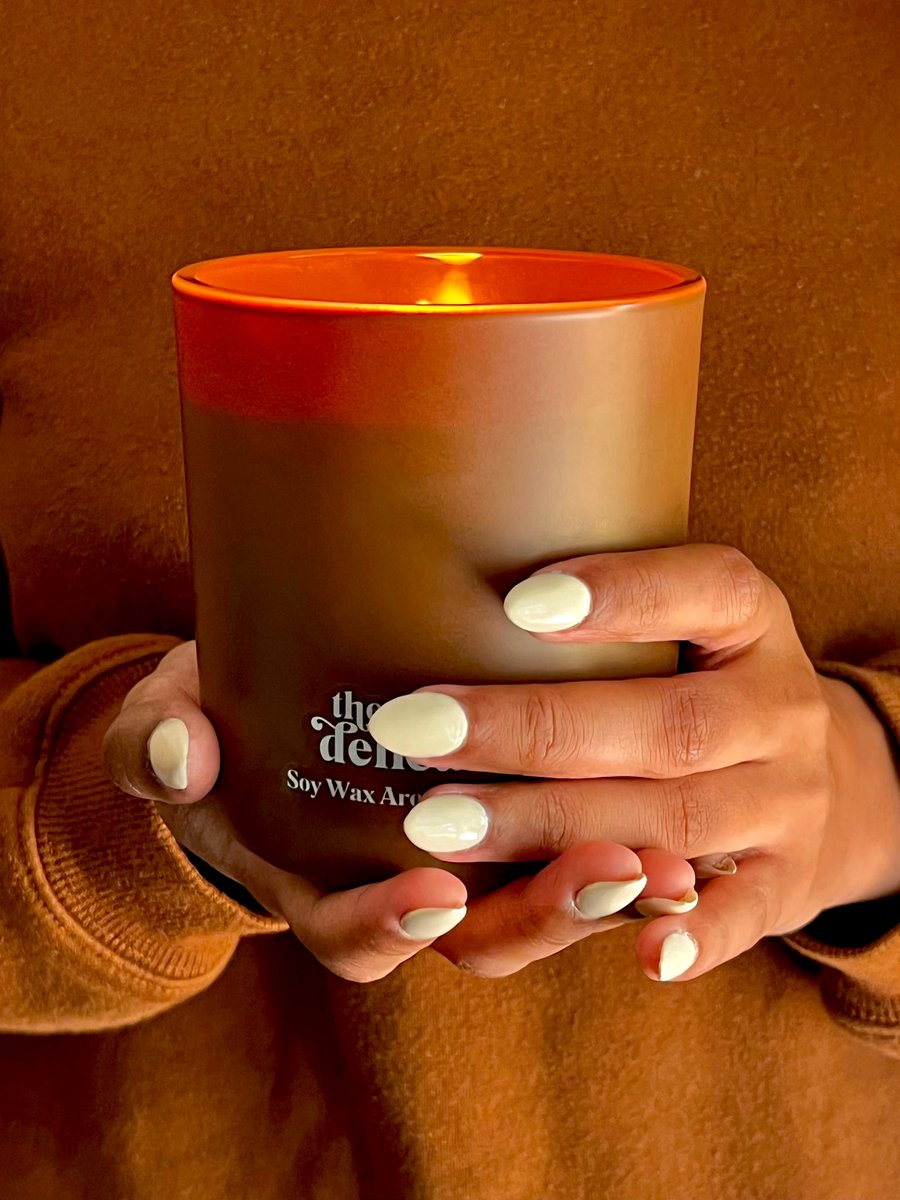 TheDelicateFox's tweet image. If you love the feeling of quietly reading in a cafe, soothing your senses with the smell of lattes and buttery baked goods — this is the candle for you 🍫