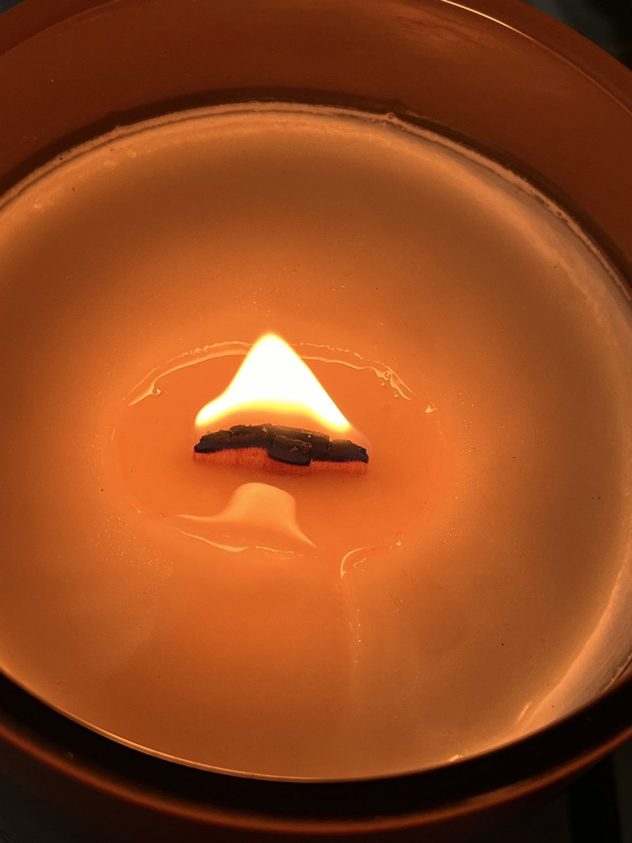 TheDelicateFox's tweet image. If you love the feeling of quietly reading in a cafe, soothing your senses with the smell of lattes and buttery baked goods — this is the candle for you 🍫