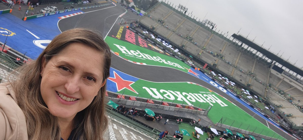 laf1esmipasion's tweet photo. Buenos días #racing! #RaceDay ya con cara de cansancio, pero felices! Desde temprano en la grada! 🏁❤️🇲🇽  #SergioPerez #ChecoPerez #TeamChecoPerez #TeamCheco #F1 #RedBull #RedBu11 #ATodaVelocidad #MexicoGP  #VamosCheco #VamosMexico 
#domingo #F1ESTA https://t.co/jiaLku2HDY