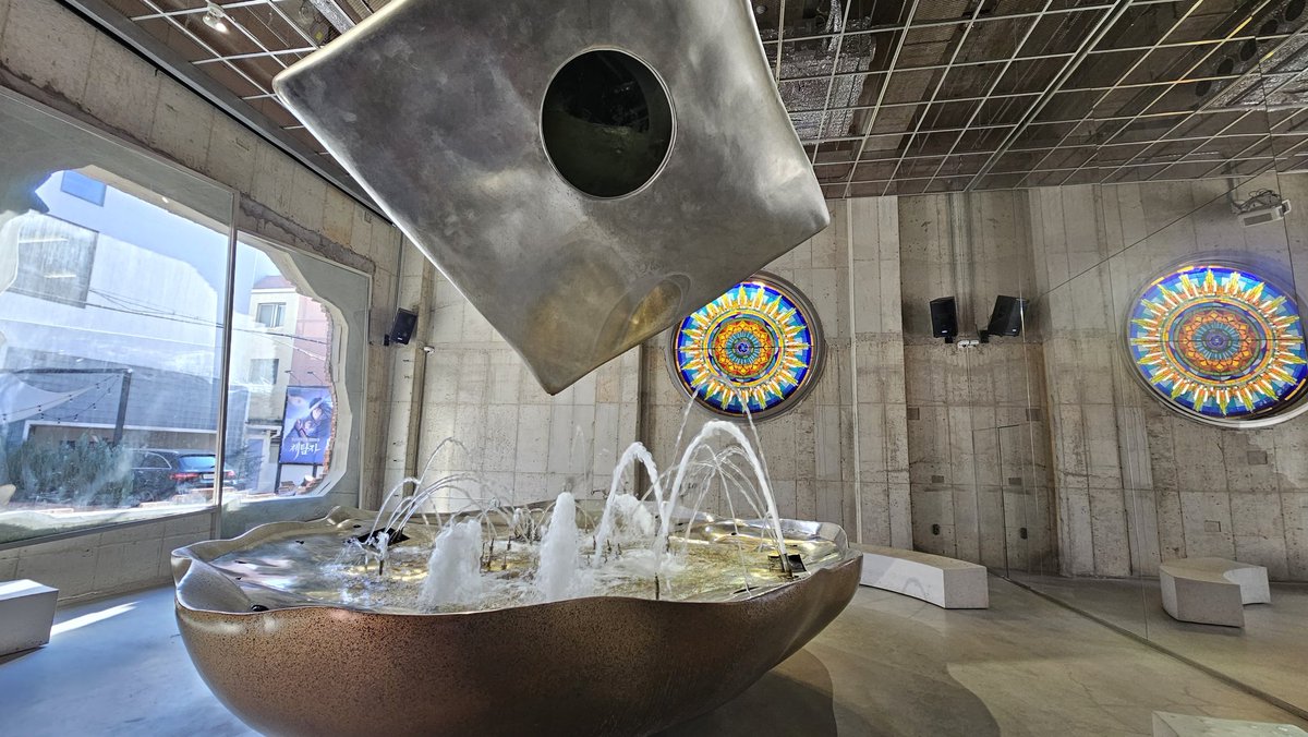 chimibwsig's tweet image. 変わったコンセプトのお店でしたが。。
同じコート見つけて興奮したけれど、ずっしり重くて肩凝りしそうなのでやめました。
#ADER