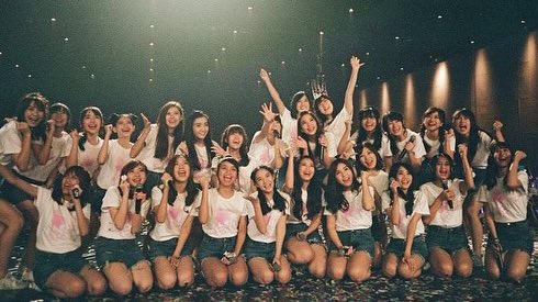 bubbleqoolgirl's tweet photo. เอาจริง ๆ แล้วรู้สึกว่าการได้มาตามบีเอ็นเครุ่นหนึ่งก็ทำให้มีแพชชั่นการใช้ชีวิตเหมือนกันนะ ไม่เคยคิดว่าตัวเองจะคอยมองการเติบโตใครสักคนมาได้หลายปีขนาดนี้ พอเห็นเขากลับมารวมกันโคตรดีอะ เป็นวงที่คุณภาพ และมีมิตรภาพที่ดีมาก ๆ อีกด้วย ขอบคุณที่เป็นความสุขมาให้ตลอดเลยนะคะ : 🤍 ) — 🎞️✨ https://t.co/fBfbCFIld7