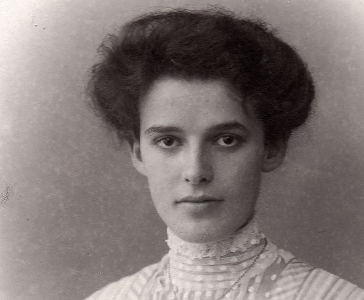 Diana Budisavljević is a name that not everyone might be familiar with, but her story is one of immense courage and humanity during one of the darkest times in history. She played a pivotal role in saving thousands of lives during WWII. 

Follow the thread. 🧵