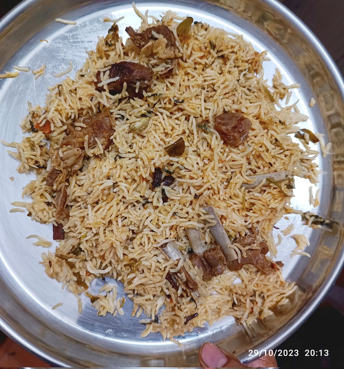 TheBaluu's tweet photo. Mutton Pulav 😍😋

సువాసనలు వెదజల్లుతూ పొడిపొడిగా ఉండే వేడి వేడి పులావు ముక్కలు తో తింటే😋❤️
#BaluCooks❤️         #MuttonPulav https://t.co/0rkiirjylq