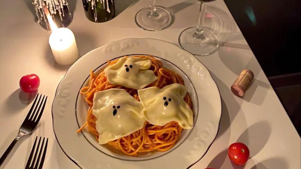 malusokay's tweet photo. Halloween-themed dinner dates 🎃 https://t.co/03wrNl2c4H