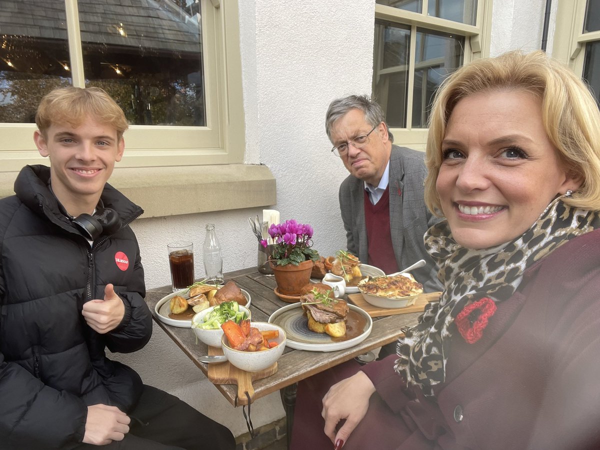 SamanthaNiblet4's tweet photo. Beautiful autumn day listening to people in #Melbourne. With a delcious Sunday roast between sessions at @TheSpiritVaults 

Concerns re. the govt. lack of addressing the climate crisis,
immigration, &amp; affordable housing for first time buyers came up. 

#ForAFairFuture #VoteLabour https://t.co/vEfy56pXzu