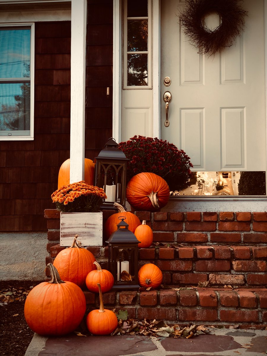 RCMPAlberta's tweet photo. Make sure your home is all treats and no tricks this Halloween. Keep pathways clear and use battery operated candles to ensure the safety of all ghouls and goblins. #SpiritOfSafety https://t.co/7BED1LBnqD
