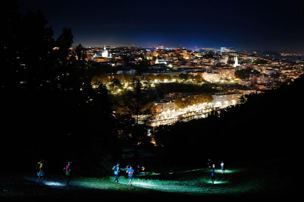 villedelyon's tweet photo. 🏃‍♀️🏃‍♂️ Quand la course à pied sort des sentiers battus. Un trail urbain à Lyon en pleine nuit ! C’est samedi 4 novembre sur la rive droite de la Saône. Au programme : 3 courses et 1 rando. Inscrivez-vous il est encore temps : https://t.co/rce6oGgkYX https://t.co/8RPpZM06S1
