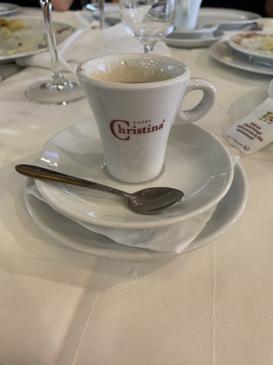 davidbrunogaia's tweet image. Haverá maior luxo do que um café servido em duplo pires com guardanapo a meio?