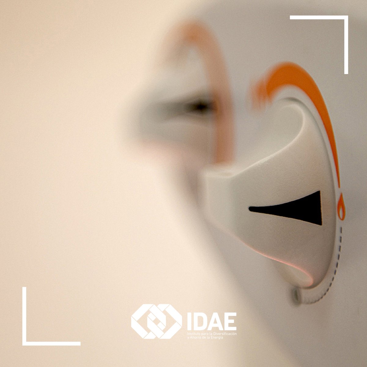 IDAEenergia's tweet photo. #ConsejosIDAE | Un grado menos genera un 7% de ahorro en calefacción

🪟 Cierra persianas y cortinas por la noche para evitar pérdidas de calor. 
🪛 Purga tus radiadores cada año. 
♨️ No cubras el radiador ni pongas objetos obstaculizándolo. 

Más ideas 🔗 https://t.co/MqDuee71wH https://t.co/dPullHYDQi