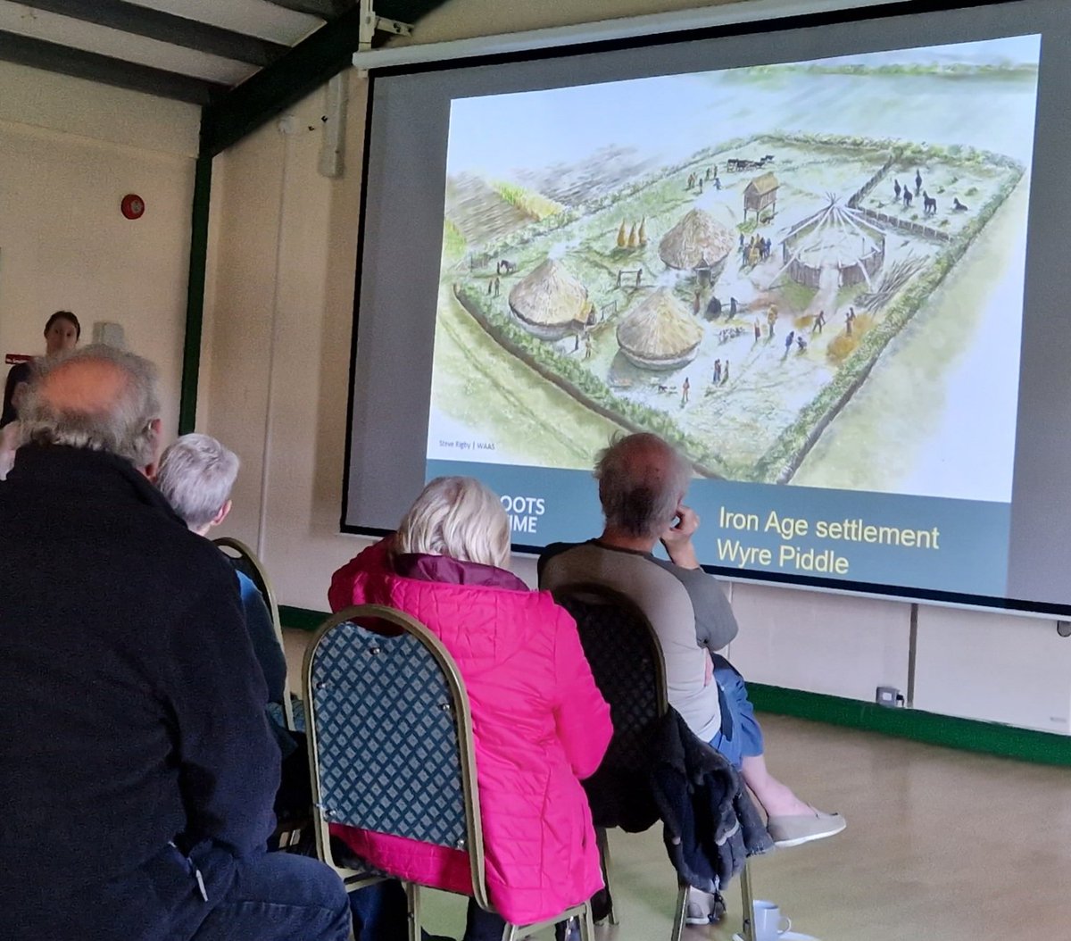 DiscoverhistPH's tweet photo. We had a lovely time near Evesham, helping @ExploreThePast bring the #IronAge to life. This was all part of an #Archaeologicalproject called #RootsinTime. The project excavated an area that was once a thriving settlement before and during the Roman occupation of Britain. #Local https://t.co/qJKgGjIg7x