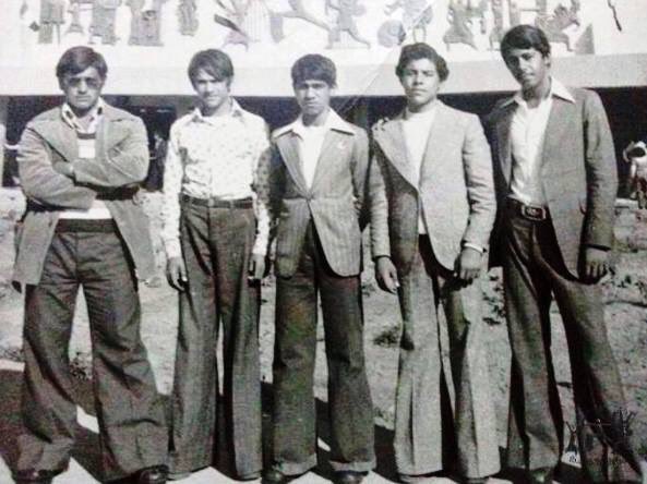 بنطلون الشارلستون 1970م العريض من الأسفل , والضيق عند الخصر اجتاحت  العالم موضة من الملابس  الشبابية  ترافق معها اطالة الشعر حتى الكتف  أحيانا ، مع الحذاء العالي ، وقد سمي وقتها عصر الخنافس