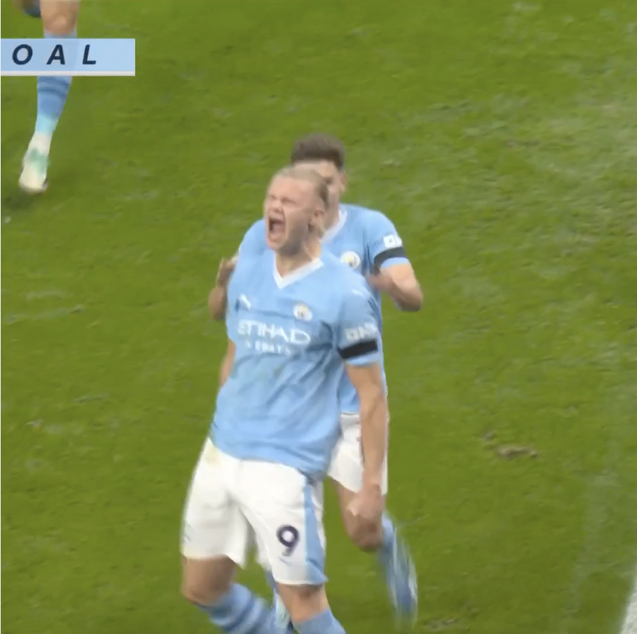 Manchester City were awarded a penalty after this foul by Rasmus Hojlund on Rodri. #MUNMCI📺 @peacock