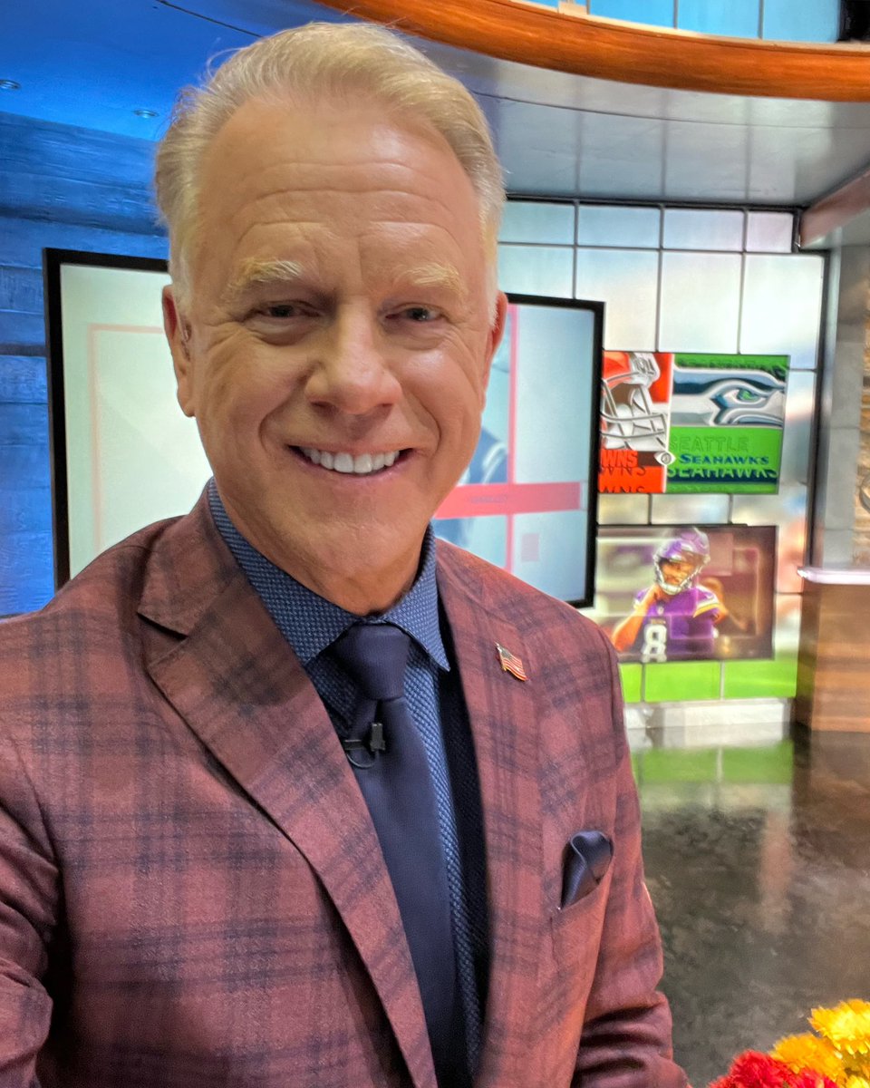A perfect fall look for today’s NY Showdown! 👊🏈 tune in for <a href="/7BOOMERESIASON/">Boomer Esiason</a>’s hot takes on everything Jets v. Giants on <a href="/cbssports/">CBS Sports</a> NFL Today #NFLweek8 #victortalbots