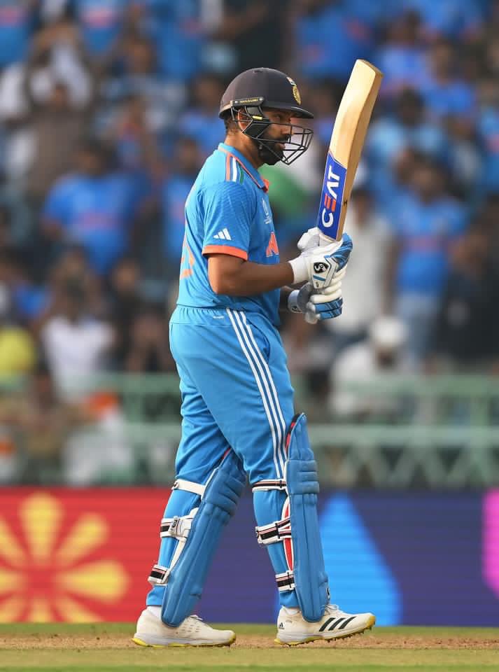 rshuklabjp's tweet image. स्वर्ग के सम्राट को जाकर खबर कर दे-
रोज ही आकाश चढ़ते जा रहे हैं वे,
रोकिये, जैसे बने इन स्वप्नवालों को,
स्वर्ग की ही ओर बढ़ते आ रहे हैं वे।

आज लखनऊ के अटल बिहारी वाजपेयी इकाना क्रिकेट स्टेडियम में भारत ने इंग्लैंड को 100 रनों से शिकस्त देकर विश्वकप में लगातार छठी जीत दर्ज की।…