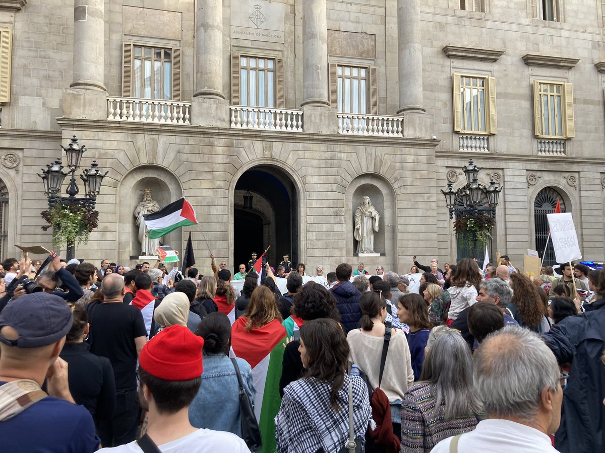 Neleeta's tweet image. Solidaritat amb el poble Palestí des de Plaça Sant Jaume. #StopGenocid