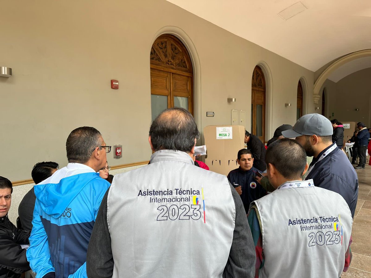 Registraduria's tweet photo. Con el acompañamiento de la Asistencia Técnica Internacional se desarrolla la jornada electoral en Nariño.

Los expertos de Chile 🇨🇱 y Ecuador 🇪🇨 visitan los puestos de votación en Pasto donde hasta el momento todo transcurre con normalidad.  

En Pasto📍306 933 ciudadanos están habilitados para votar, de los cuales 163 923 son mujeres y 143 010 son hombres. 

#EleccionesTerritoriales2023 
Somos #GarantesDeLaDemocracia 🇨🇴🗳️
