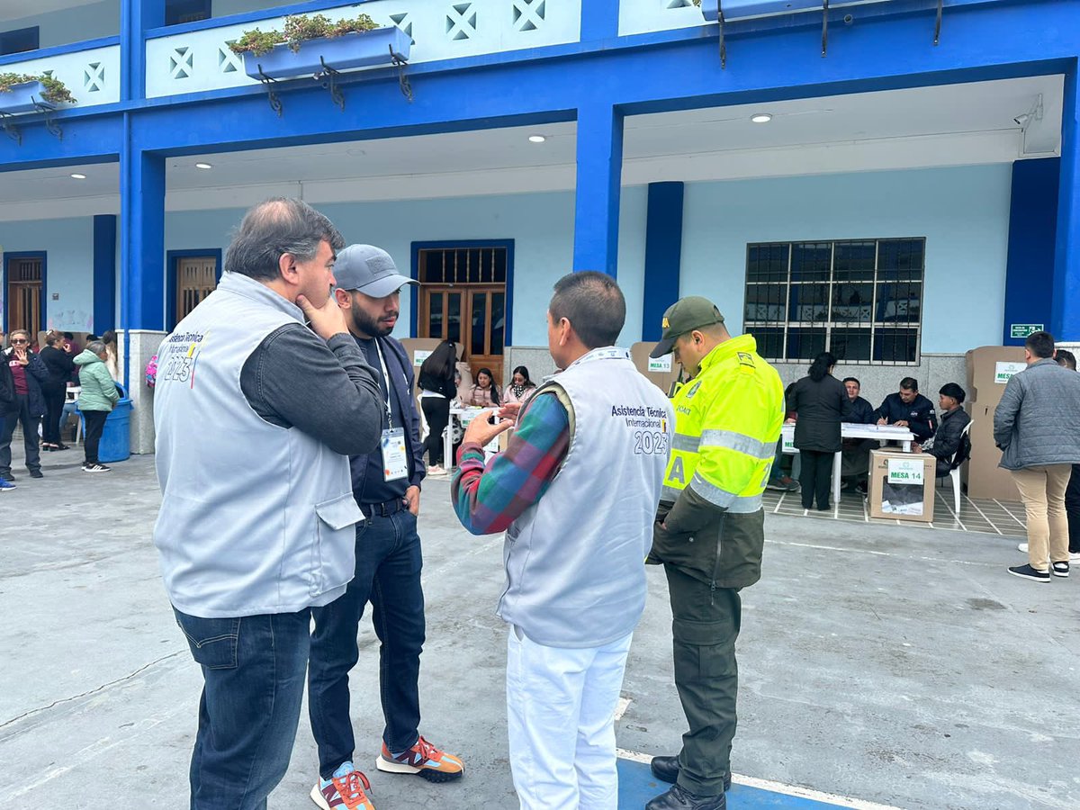Registraduria's tweet photo. Con el acompañamiento de la Asistencia Técnica Internacional se desarrolla la jornada electoral en Nariño.

Los expertos de Chile 🇨🇱 y Ecuador 🇪🇨 visitan los puestos de votación en Pasto donde hasta el momento todo transcurre con normalidad.  

En Pasto📍306 933 ciudadanos están habilitados para votar, de los cuales 163 923 son mujeres y 143 010 son hombres. 

#EleccionesTerritoriales2023 
Somos #GarantesDeLaDemocracia 🇨🇴🗳️