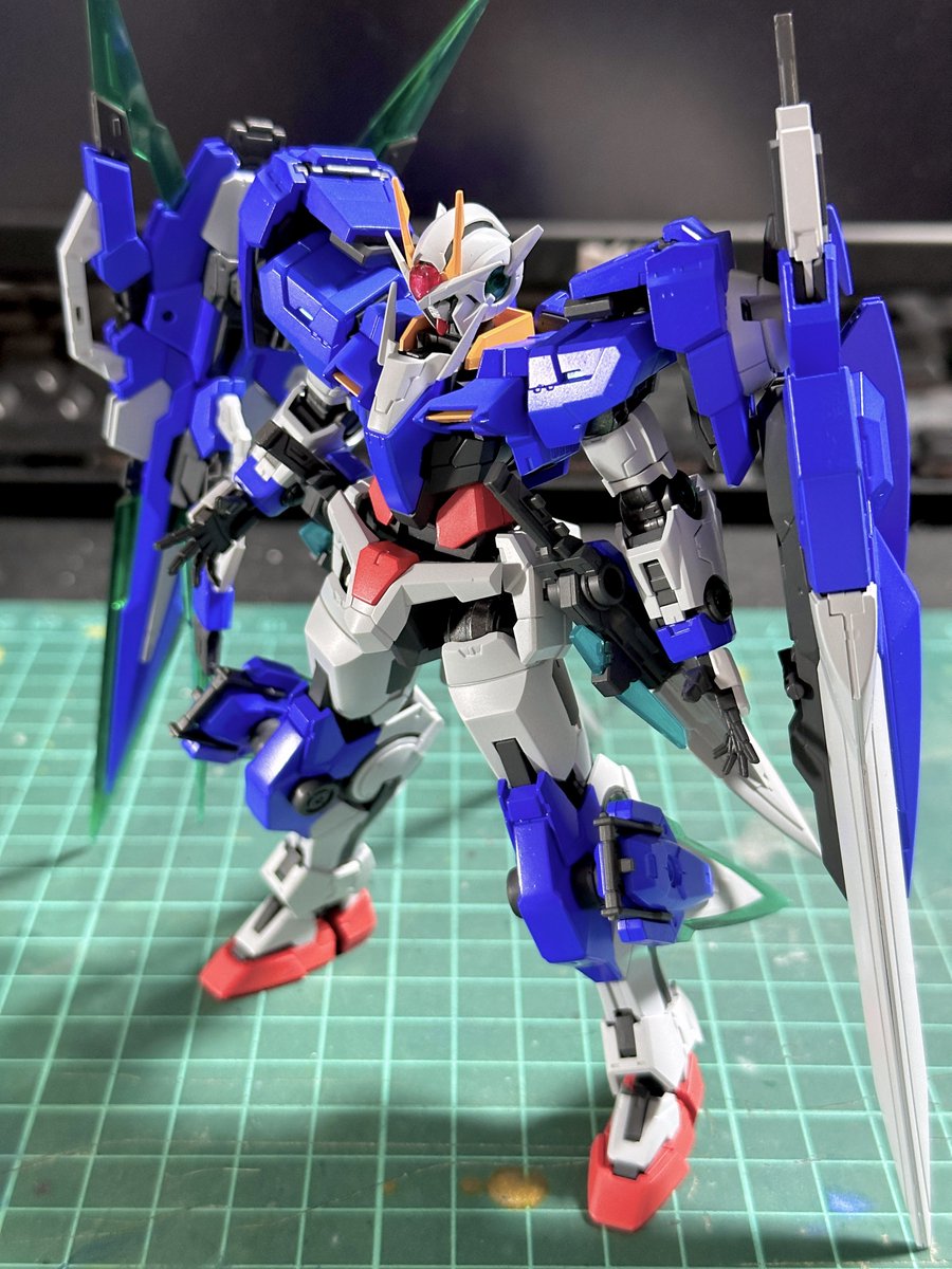 EclairElin's tweet photo. 00XnR 7SFSが完成すると

GNソードⅡ×2/GNSⅡロング/GNSⅡショート/GNソードⅢ/GNソードⅣ/GNビームサーベル/GNバスターソードⅡ/GNバスターソードⅢ×2/GNカタール×2/GNガンブレイド×3

の計16本持ちなのか…もはやGNハリネズミ
GNソードⅡ〜Ⅳまで同時に装備してるのもアレだけどこういう全部盛り好き https://t.co/42G1G3u15A