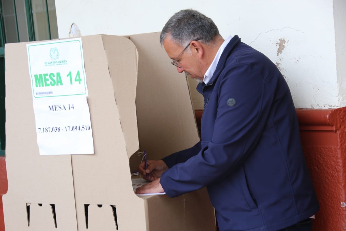 #VocesDeLaDemocracia | El candidato a la alcaldía de Tunja, <a href="/CesarLopezTunja/">César López - Alcalde Tunja</a> acaba de ejercer su derecho al voto.