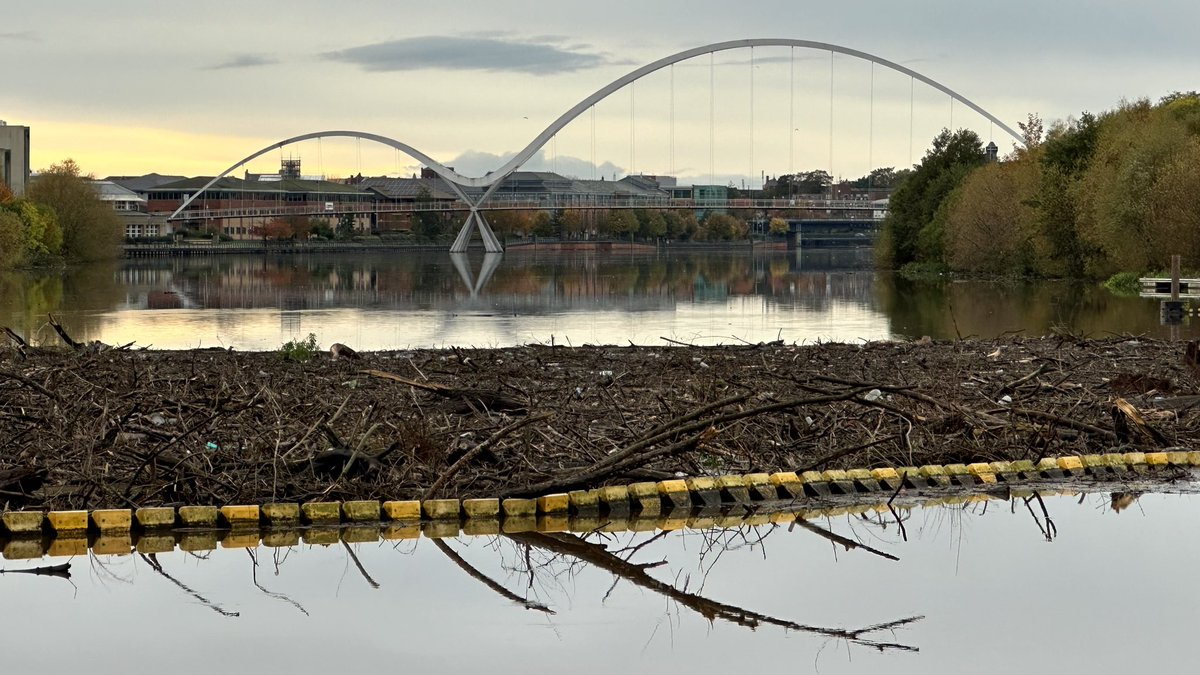 Don’t think I’ve seen this amount of driftwood on the river before!
#darrenclarkphotography #rivertees #teesbarrage #infinitybridge #stocktonontees #middlesbrough #teesside #river #driftwood