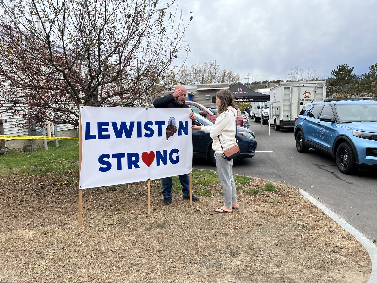 samolsentv's tweet image. People are stopping by Schemengees Bar and Grille to pay their respects to the 8 victims whose lives were taken too soon.

“Never in a million years would we imagine anything like this would ever happen here. It’s always been a place of fun, competition and laughing and joking.”