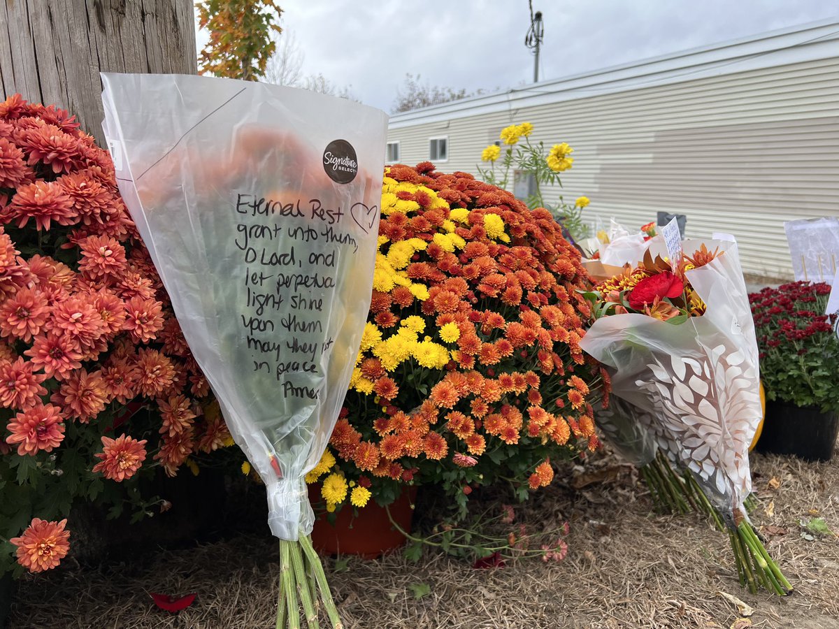 samolsentv's tweet image. People are stopping by Schemengees Bar and Grille to pay their respects to the 8 victims whose lives were taken too soon.

“Never in a million years would we imagine anything like this would ever happen here. It’s always been a place of fun, competition and laughing and joking.”