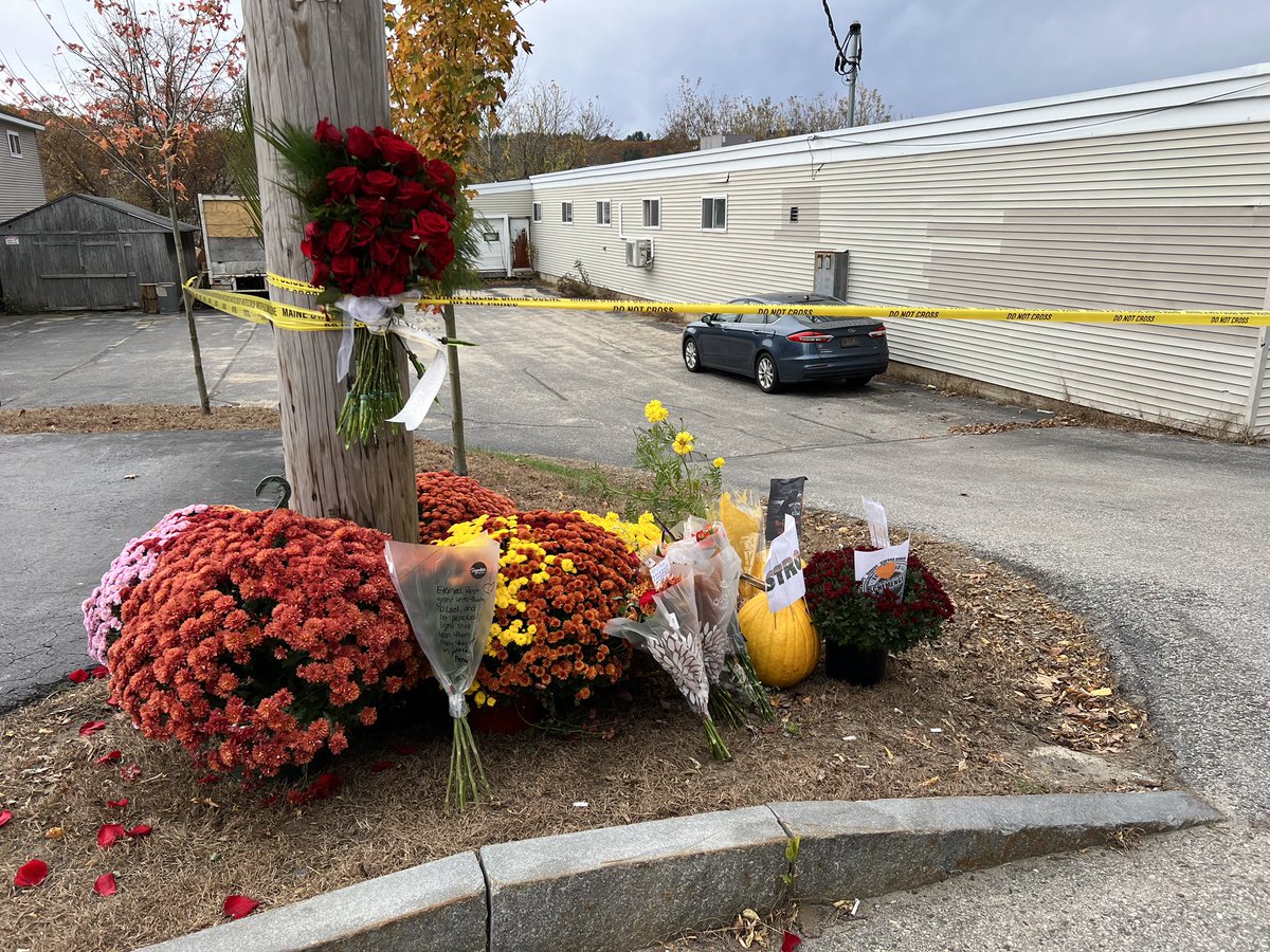 samolsentv's tweet image. People are stopping by Schemengees Bar and Grille to pay their respects to the 8 victims whose lives were taken too soon.

“Never in a million years would we imagine anything like this would ever happen here. It’s always been a place of fun, competition and laughing and joking.”