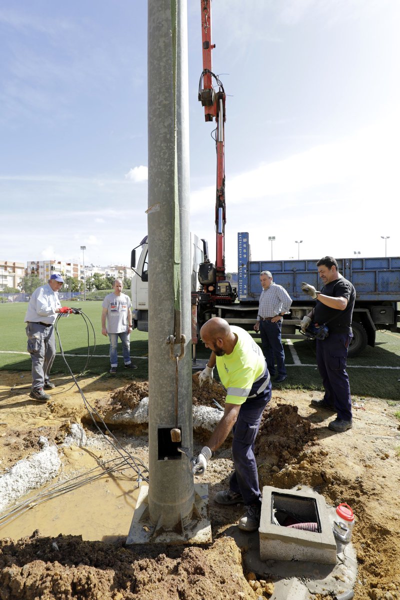 El campo B de fútbol ⚽️ de Hytasa llevaba sin luz ❌💡desde febrero.

✅ Hemos repuesto 🏗️las cuatro torres con ocho focos cada una.

🌒Este espacio podrá volver a usarse de noche.

👉🏻Nos queda mucho trabajo en las instalaciones deportivas.

👉🏻Son prioritarias para nosotros.