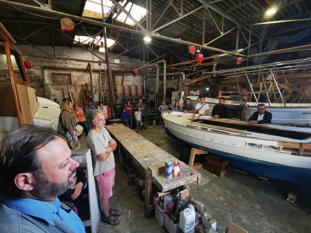 FundCosmeBauca's tweet photo. BARQUES TRADICIONALS. OFICI I ACTUALITAT
El mestre d’aixa Joan Cifre ens ha obert el taller per explicar-nos com desenvolupa la seva feina i hem pres consciència de la pèrdua patrimonial que hem patit les darreres dècades amb la desaparició de moltes barques fetes de fusta 🧵 https://t.co/LxRicR61kn