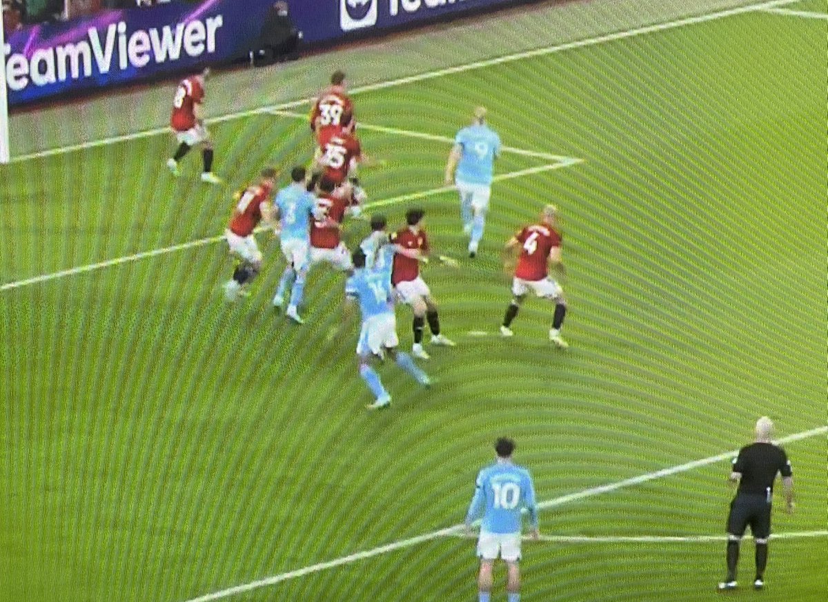 …Example from another first-half set piece. Victor Lindelof marking Rodri at the corner. Bernardo blocks and holds Lindelof back to prevent the defender running with Rodri, who gets free. All directly in front of the referee. No foul given - as is usually the case… #MUNMCI